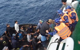 Tàu Cảnh sát biển tiếp nhận 52 ngư dân tàu cá Đà Nẵng bị cháy, chìm trên biển