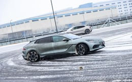 Quăng quật xe BYD trong trường đua khổng lồ: Dốc cát, hồ nước, nghiêng 30 độ trong '1 nốt nhạc'