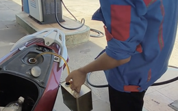 Không nhận chuyển khoản, nhân viên cây xăng hút lại xăng: Thiếu chuyên nghiệp lẫn thiếu tình