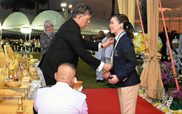 Nhà vua Thái Lan trao HCV đua thuyền buồm cho Hoàng hậu tại SEA Games 33