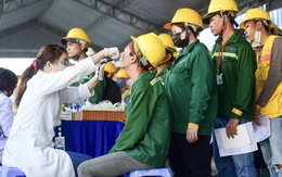 Trao 30.000 phần quà Xây Tết cho công nhân: Cần thay đổi suy nghĩ ‘không biết làm gì thì làm thợ hồ’