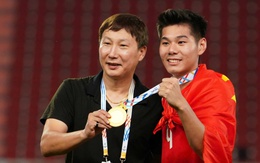 Không được trao HCV SEA Games 33, HLV Kim Sang Sik ăn mừng 'ké' cầu thủ