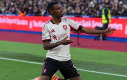 Đồng đội nhắc Alexander Isak phải vui hơn khi ghi bàn thắng