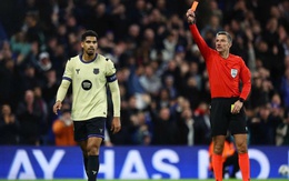 Ronald Araujo xin nghỉ thi đấu vô thời hạn sau cú sốc thẻ đỏ ở Champions League