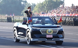 Xe điện Việt Nam VinFast VF 9 mui trần dẫn đầu lễ diễu binh trọng đại tại Lào