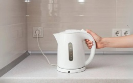 Chuyên gia cảnh báo nguy cơ vi hạt từ ấm nhựa khi đun nước