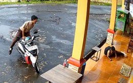 Thấy bạn thân ngã, chàng trai cười như được mùa