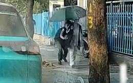 'Đạo chích' vội trả lại điện thoại vì móc túi nữ sinh bị bắt quả tang