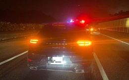 Hết xăng trên cao tốc, tài xế gọi cảnh sát giao thông nhờ… mang xăng đến