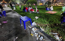 Rác ngập lối đi tại Liên hoan ẩm thực quốc tế Huế