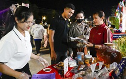 Về Vĩnh Phong ăn bánh canh, dạo chợ nổi, thả đèn hoa đăng