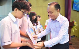 Phường Phú Nhuận trao hơn 1,4 tỉ đồng chăm lo người dân khó khăn