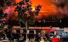 Cháy khu chợ ở Hà Nội, nhiều hộ dân sơ tán
