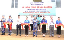 Bàn giao căn nhà 'Chiến dịch Quang Trung' đầu tiên do lực lượng Vùng 4 Hải quân xây tại Khánh Hòa