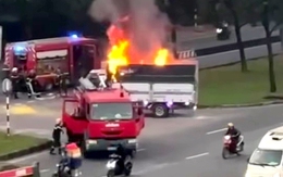 Tài xế lái xe tải bị cháy đến trụ sở cảnh sát chữa cháy nhờ dập lửa