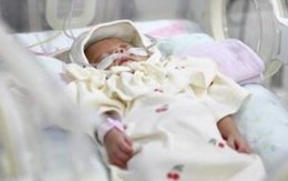 Bé gái Hàn Quốc sinh non chỉ nặng 328 gram, 6 tháng sau nặng 4kg