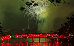 Phân luồng xe từ xa ở Hà Nội trong đêm bắn pháo hoa Tết dương lịch