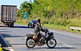 Người dân băng ngang đường cao tốc Liên Khương - Prenn vì thiếu đường gom