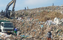 Núi rác cao hơn 30m, doanh nghiệp xử lý rác 'điêu đứng'