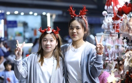 Đêm Noel, trung tâm Hà Nội rực rỡ và đông vui như lễ hội đường phố