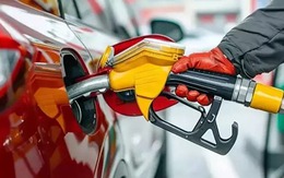 Bị liệt vào 'danh sách đen', một cặp đôi không được đổ xăng suốt 19 tháng