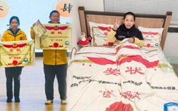 Trường học Trung Quốc tặng chăn in 'giấy khen' cho học sinh giỏi