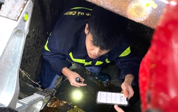 Cảnh sát Đà Nẵng xuống cống tìm điện thoại cho du khách nước ngoài