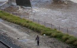 Mưa kỷ lục trút xuống bang đông người Việt ở Mỹ, chính quyền ban bố tình trạng khẩn cấp