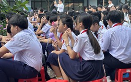 Phụ huynh tốn phí dịch vụ 'vô lý' khi đóng học phí, nhà trường nói gì?