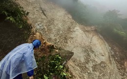 Đường lên đỉnh Bạch Mã sạt lở nghiêm trọng, du lịch tạm ngưng vô thời hạn