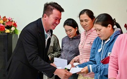 Nhận quà tái thiết từ Tuổi Trẻ và GREENFEED, dân vùng lũ xúc động: 'Biết cảm ơn sao cho hết'