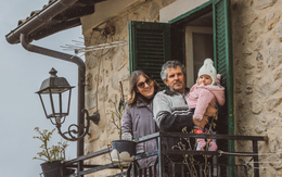 Ngôi làng Ý đón em bé đầu tiên sau 30 năm, nhiều người đổ xô tới xem