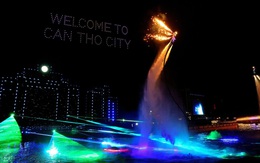 Cả chục ngàn người chen chân xem khai mạc Lễ hội Văn hóa sông nước Cần Thơ