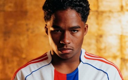 Chưa ra sân phút nào, cầu thủ đã lập kỷ lục tại Lyon