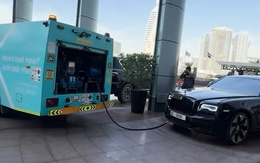 Xe hết xăng giữa đêm, đặt mang cả trạm xăng đến tận nhà