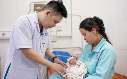 14 ngày giành giật sự sống cho bé gái 2,1kg bị suy dinh dưỡng bào thai, tắc tá tràng hiếm gặp