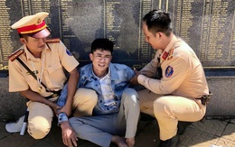 CSGT Tây Ninh khống chế thanh niên đi xe máy ngược chiều, quăng ví chứa ma túy để bỏ chạy