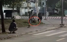 Ngồi nhậu trên vỉa hè, người đàn ông bị nhóm người dùng hung khí đánh đập