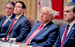 Ông Trump lại... 'lim dim' trong cuộc họp Nội các