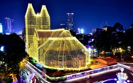 Nhà thờ Đức Bà lên đèn đón Giáng sinh, người dân nô nức đến check-in