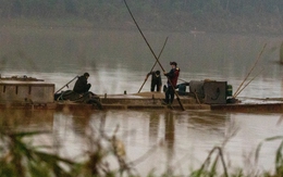 Điều tra: Xuyên đêm nạo hút cát lậu trên sông Thạch Hãn, việc mua bán diễn ra chóng vánh