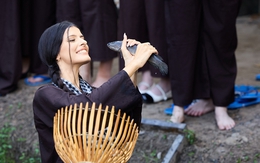 Người đẹp Miss Charm lội mương bắt cá, đổ bánh xèo, đi cầu khỉ