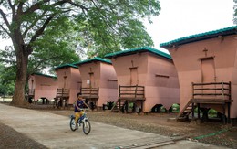 Những ngôi nhà tre chống động đất với giá 'bằng một chiếc điện thoại thông minh' tại Myanmar