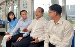 Chủ tịch UBND TP.HCM đi metro số 1 đến Trung tâm Phục vụ hành chính công trong ngày đầu ra mắt