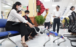 Đi làm thủ tục hành chính ở TP.HCM, người dân được robot bắt tay, mời ăn bánh
