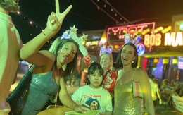 Khách du lịch 'vây' phố cổ Hội An cùng đếm ngược chào năm mới 2026