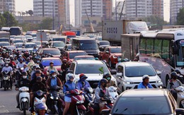 Người dân rời TP.HCM về quê nghỉ Tết dương lịch 2026, các cửa ngõ ùn ứ xe cộ