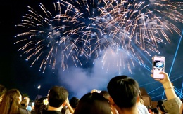 Pháo hoa rực rỡ chào năm mới 2026