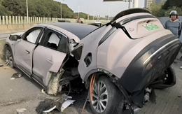 Xe điện gãy đôi sau tai nạn, cả pin và người đều không hề hấn gì