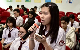 Học thực tế tại báo Tuổi Trẻ, học sinh hỏi cách tránh tin tiêu cực trên mạng xã hội